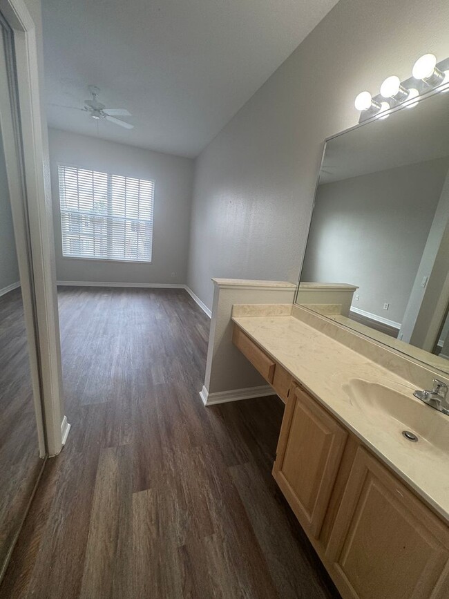 Building Photo - 3 BD / 2BA WATER VIEW CARRIAGE TOWNHOME