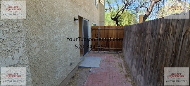 Building Photo - 1st Ave & Limberlost Dr - 2 Beds/ 1.5 Bath...
