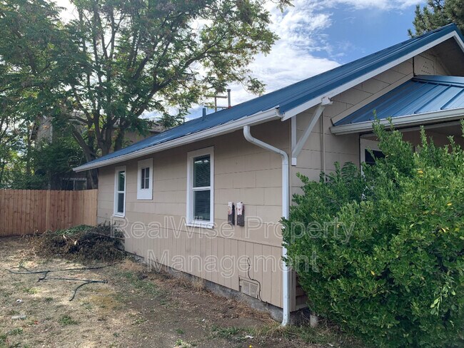 Building Photo - 300 Edwards St