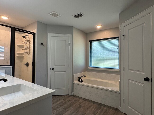 Building Photo - 205 Meadow Ln