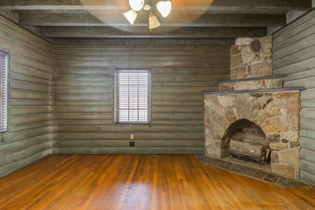 Building Photo - Charming Tuscany Villa block away from TTU