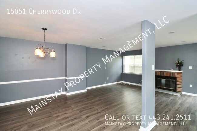 Building Photo - Updated End Unit Townhome W/ Fenced in Yard!