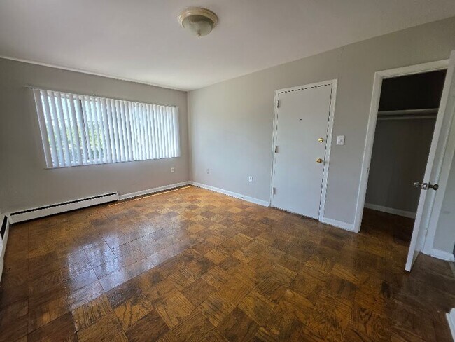 Interior Photo - 4340 SHERIFF RD NE