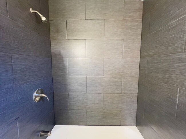 Building Photo - 4 bedrooms, 2 bathrooms home located in Henderson