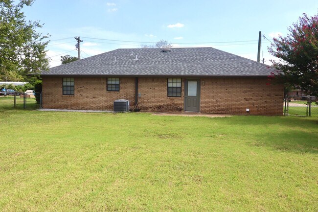 Building Photo - FOR LEASE! Newly Remodeled - 3 Bedroom - 1...