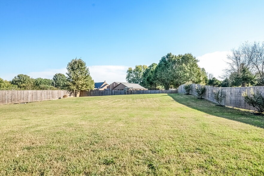 Building Photo - 2865 Pinnacle Dr