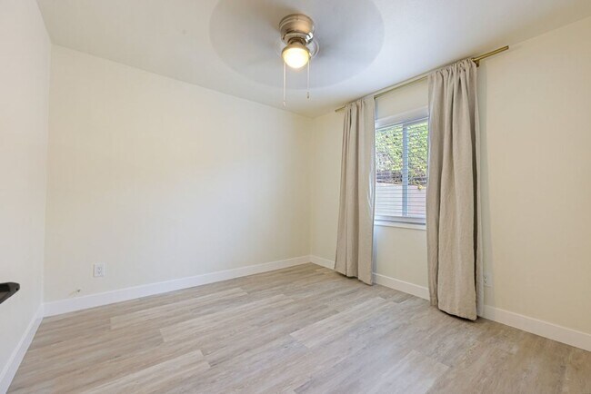 Building Photo - MUST SEE 3 Bed 2 HOUSE WITH GARAGE, YARD, & BONUS ROOM! CALL 6 1 9  8 8 8 5 5 5 4 TODAY!