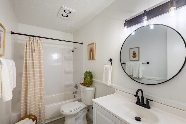Building Photo - The Oaks | Deluxe 1 Bedroom Unit