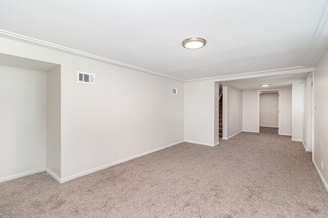 Building Photo - Spacious 5bed|2bath Home w/ Large Backyard & Garage