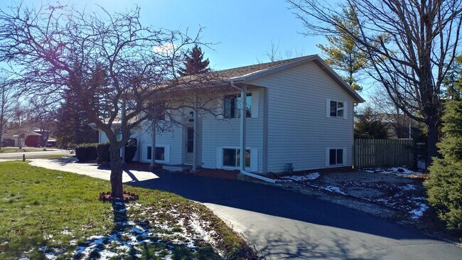 Building Photo - Spacious 4 bedroom 2 Bath Single Family Mt Pleasant