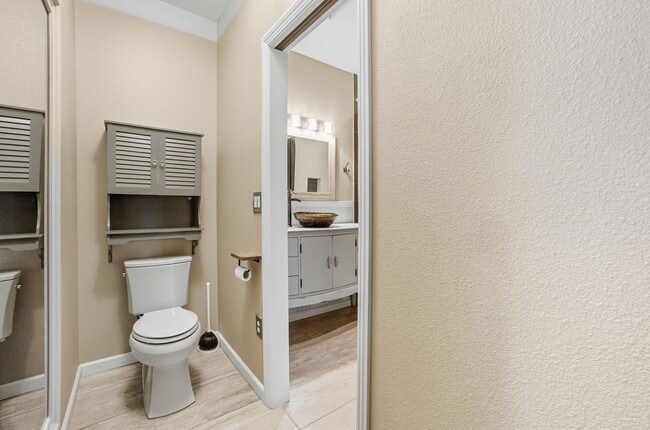 Building Photo - Upgraded 1 Bedroom Condo in Gated Communit...