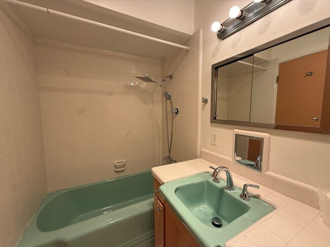 Building Photo - Large Ranch-Style Home in Vista