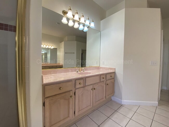 Building Photo - 5614 Craindale Dr
