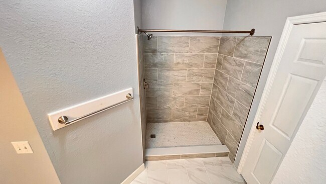 Building Photo - Two Bedroom in Metrowest AVAILABLE NOW!