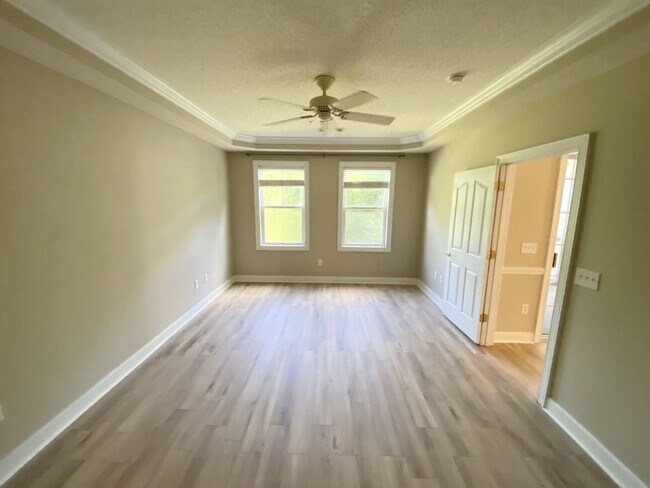 Building Photo - 5650 Barefoot Resort Bridge Rd