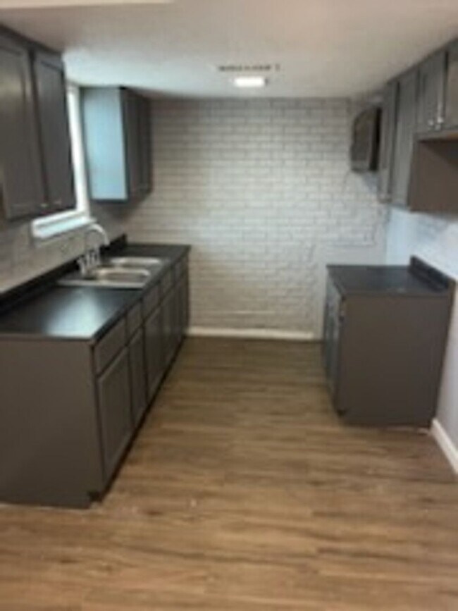 Building Photo - Available Now! PRICE REDUCE! MOVE IN SPECIAL $100 OFF FIRST MONTHS RENT!!