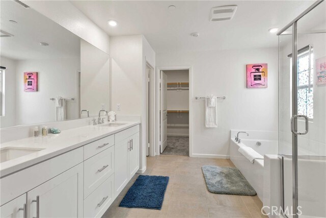 Building Photo - 460 W Buttercup Ln