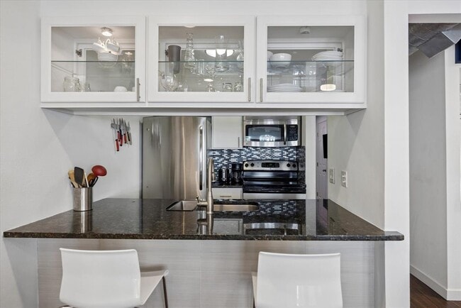 Building Photo - 1510 W 6th St