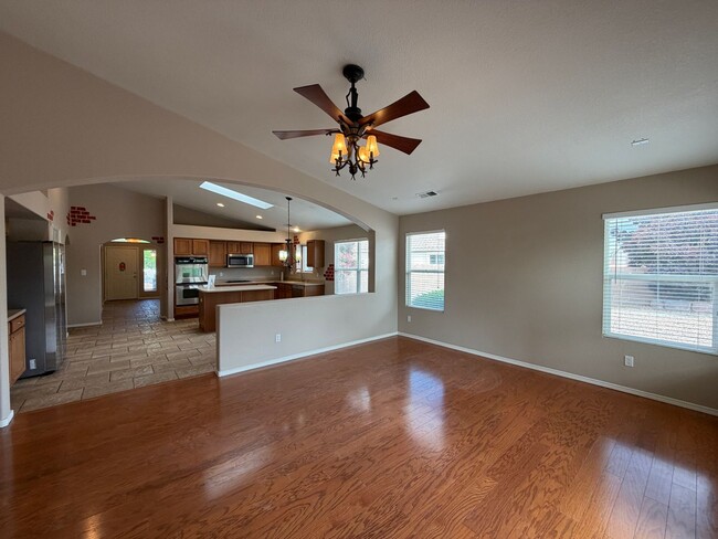 Building Photo - 3 Bedroom Single Story Home Available Near Dellyne Ave NW & Unser Blvd NW!