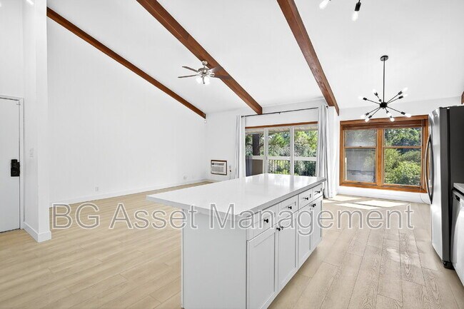 Building Photo - 2079 Ascot Dr