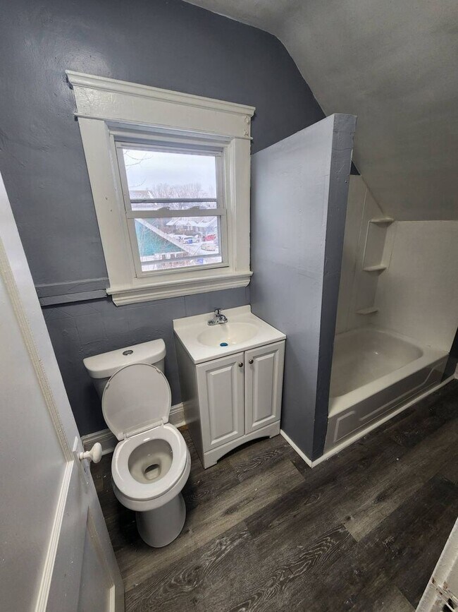 Building Photo - Charming 3-Bedroom Property in Prime Location