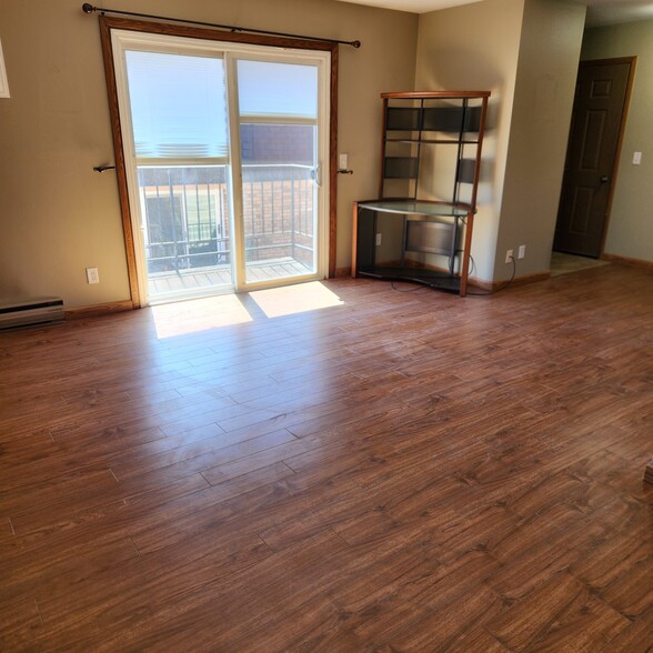 Living room with patio door - 524 Marshal Ct