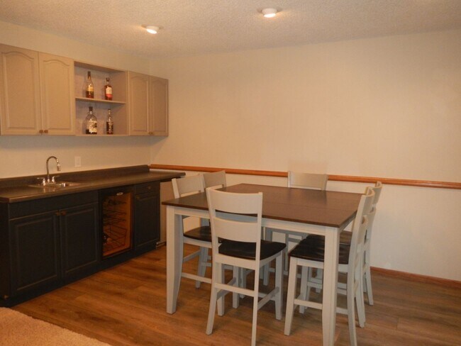 Building Photo - Nice 3 Bedroom 2.5 Bathroom house in Hudson