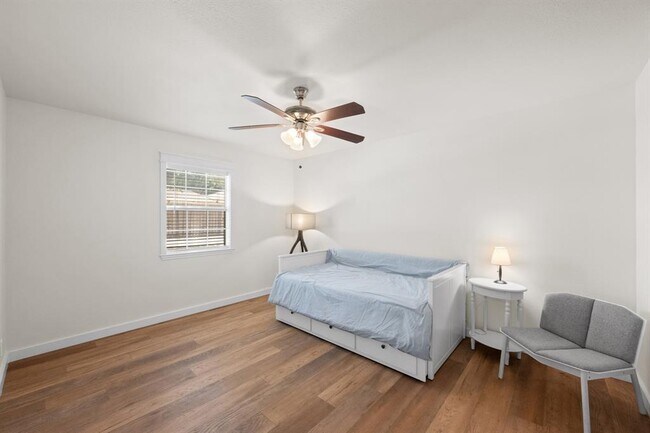 Building Photo - 303 Lakeway Dr