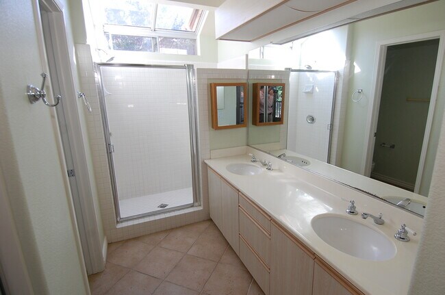 Building Photo - Light and Bright 2 bedroom 2.5 bath!!