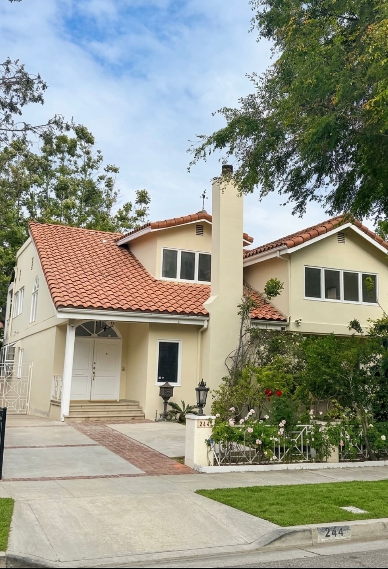 Building Photo - 244 S Almont Dr