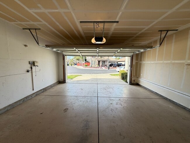 Building Photo - Spacious Home in Quiet Area