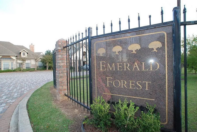 Primary Photo - 350 Emerald Forest Blvd