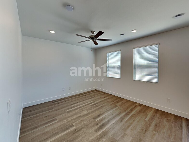 Building Photo - 9644 Harkes Dr