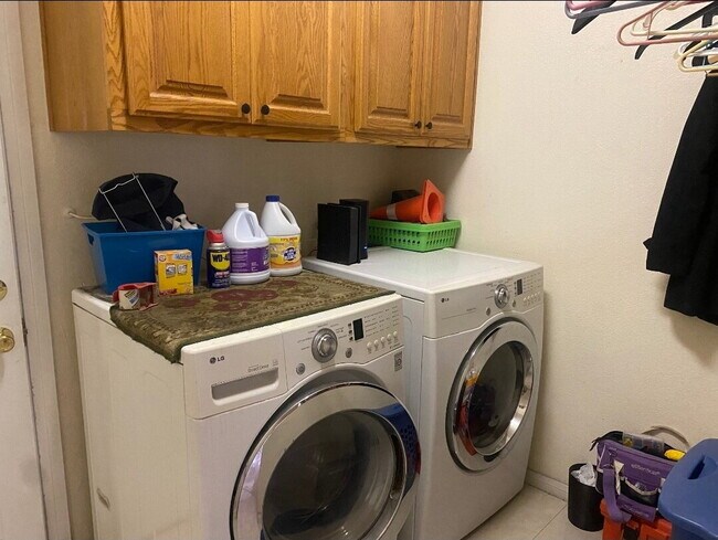 Building Photo - "Modern 5-Bedroom Sanctuary with 3 Baths and 4,353 Sq Ft of Comfort in San Bernardino!"