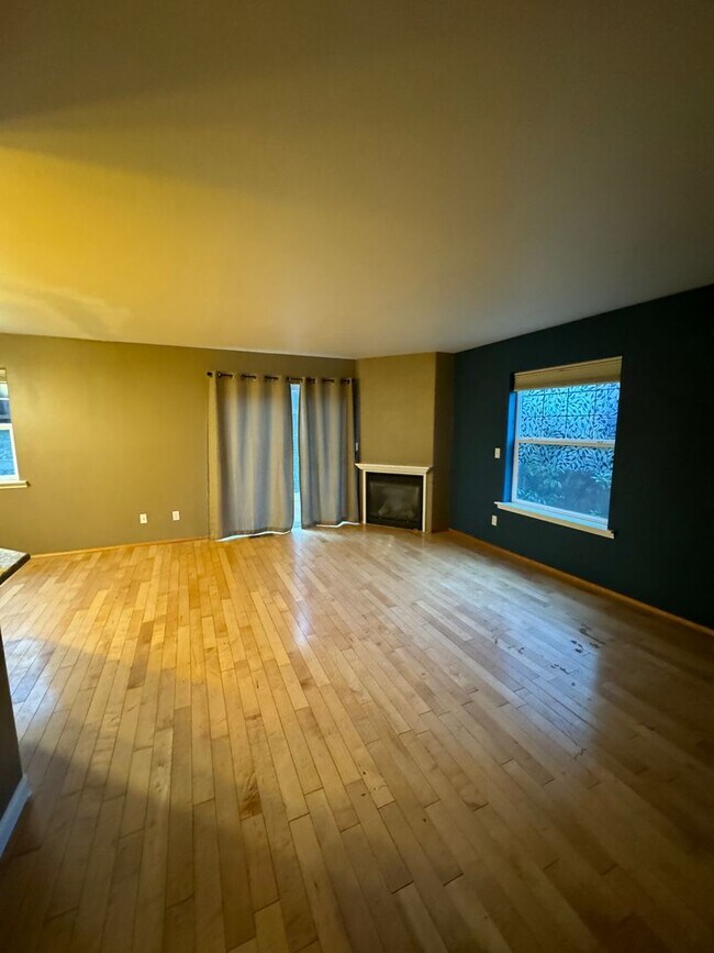 Building Photo - 3 bedroom 2 1/2 bath two story in Nice Ros...