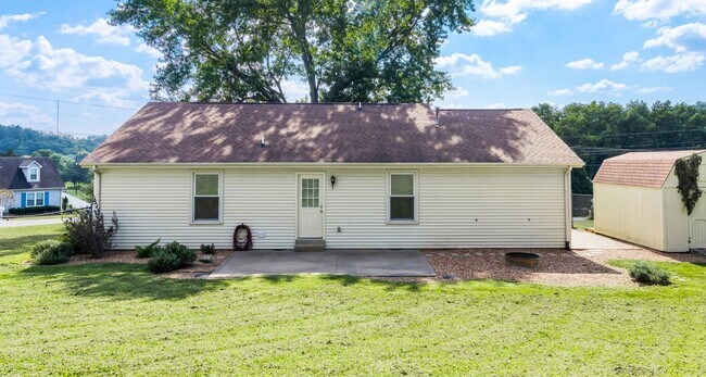Building Photo - 737 W Creek Dr