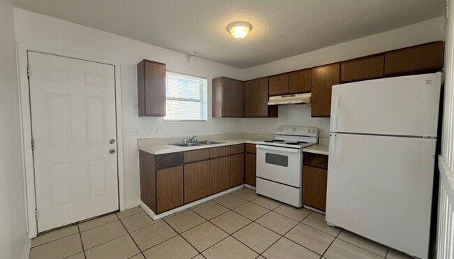 Building Photo - First floor 2/1 Available for Move in! Affordable and Conveniently Located!