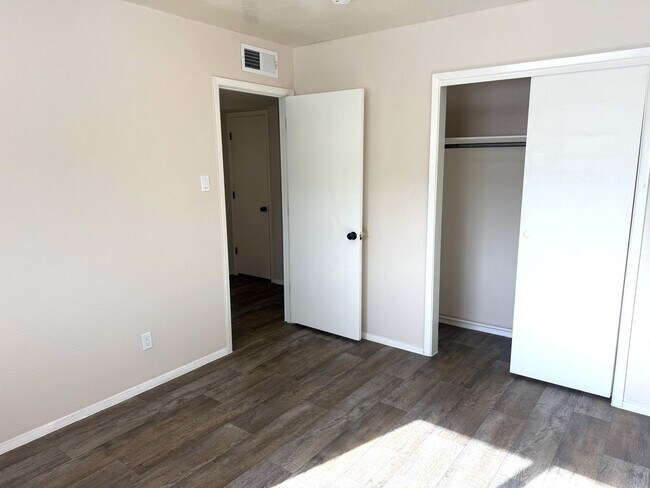 Building Photo - 940 Chelwood Park Blvd NE