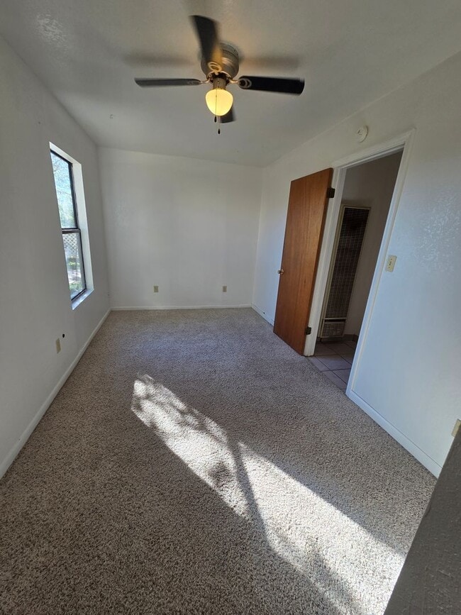 Building Photo - Small 2 bedroom 1 bath Apartment