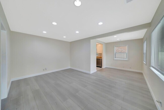 Building Photo - 10951 Whitegate Ave