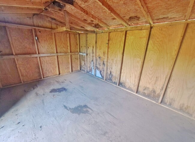 Building Photo - 3 Bed / 1-1/2 Bath Single Family Home