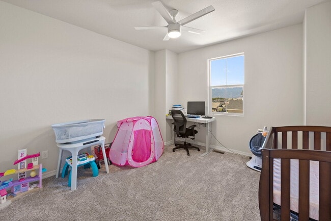 Building Photo - Bright and Beautiful Home with Gourmet Kit...