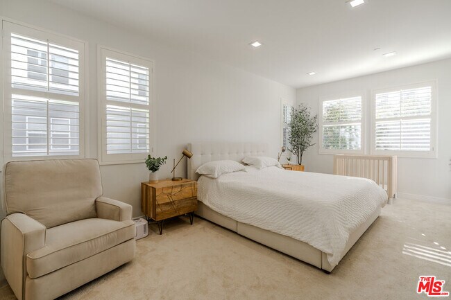 Building Photo - 7100 Playa Vista Dr