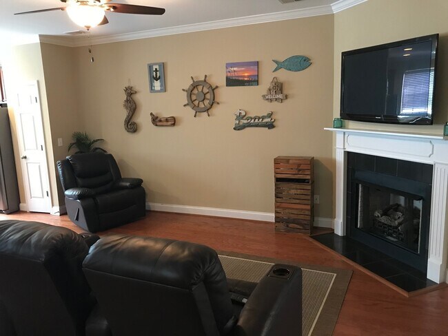 Building Photo - Townhouse with Fenced Backyard!