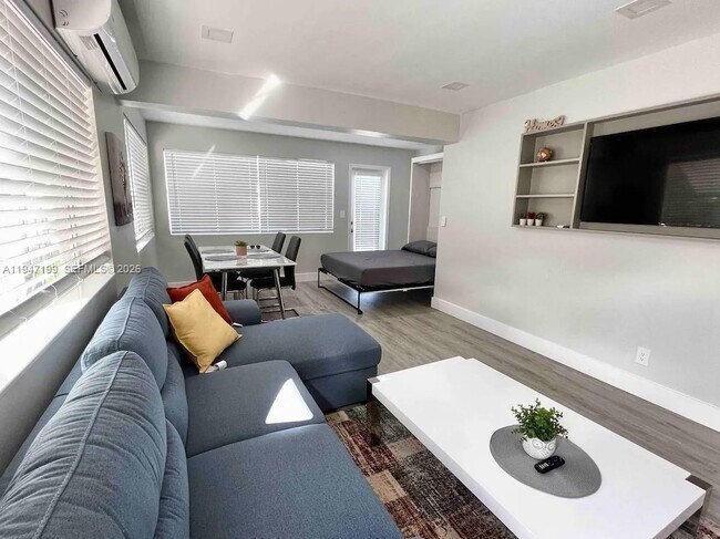 Building Photo - 1925 Dewey St