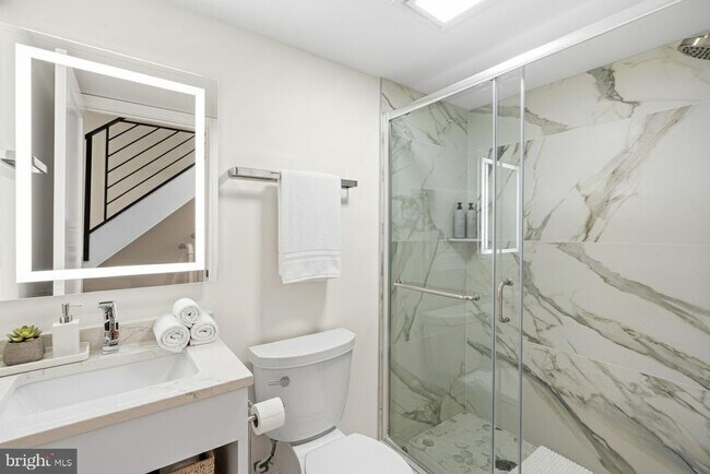 Building Photo - 1124 Dunton St