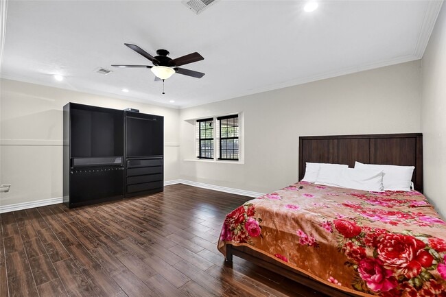 Building Photo - 10519 Pleasanton Dr