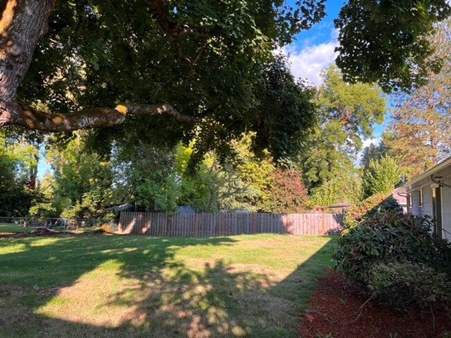 Building Photo - 3Bd/2Ba Single Story House - Available To ...