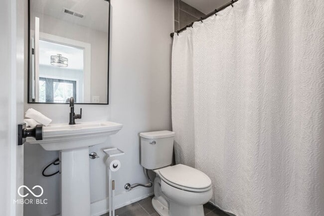 Building Photo - Beautiful townhome located off 16th and College. Pets allowed for an additional $1,000 non refund...