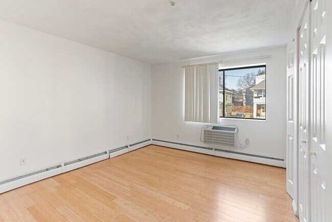 Building Photo - 12 Pond Ln